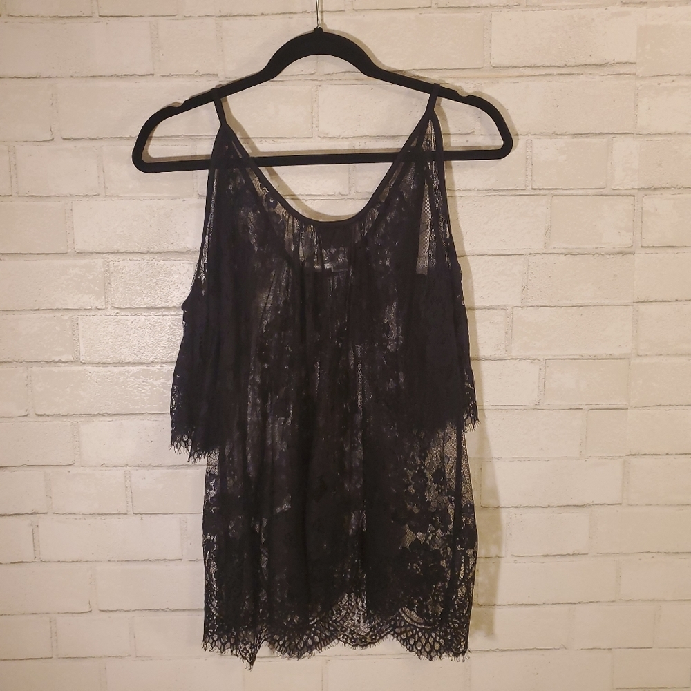 Daytrip off-shoudler black lace top
